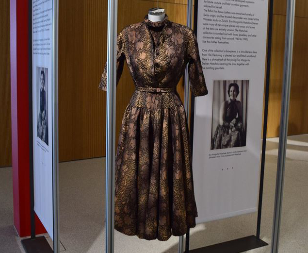 Kleid von Eva Margarita Hatschek-Steiner aus der Ausstellung der SWISS TEXTILE COLLECTION im Forum Würth in Rorschach