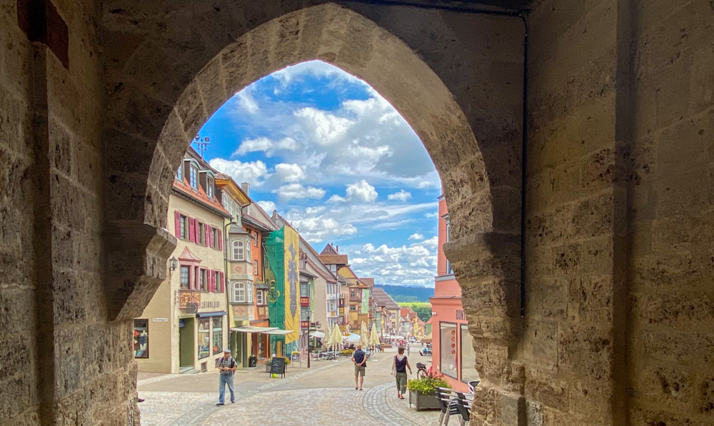 Blick durch das „Schwarze Tor“ auf die Hauptstraße.