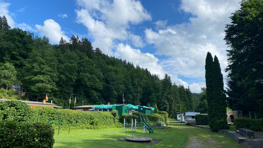 Spielplatz und Biergarten