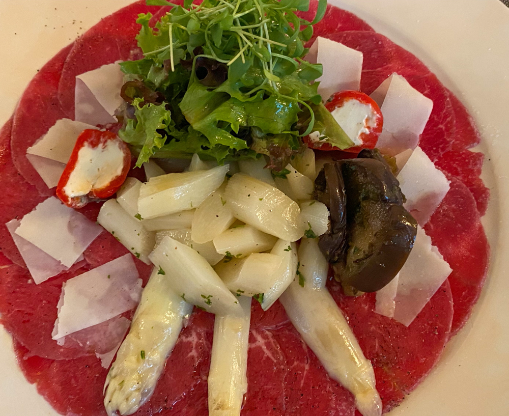 Rindercarpaccio mit Spargelsalat
