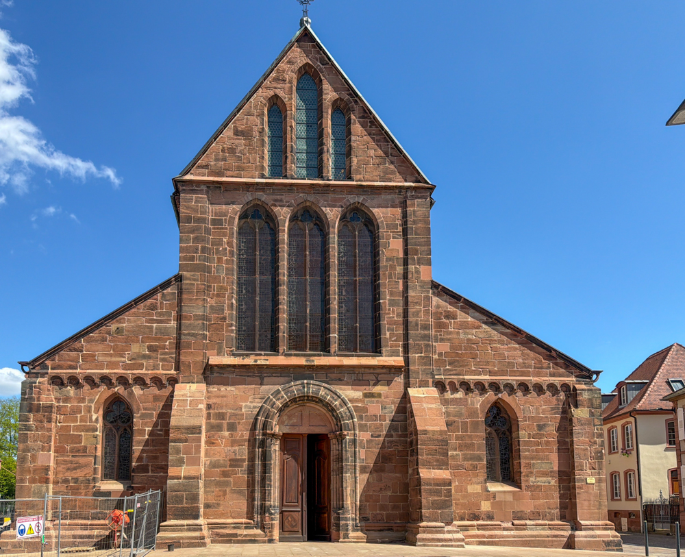 Stadtpfarrkirche St. Georg (frz. Église Saint-Georges)