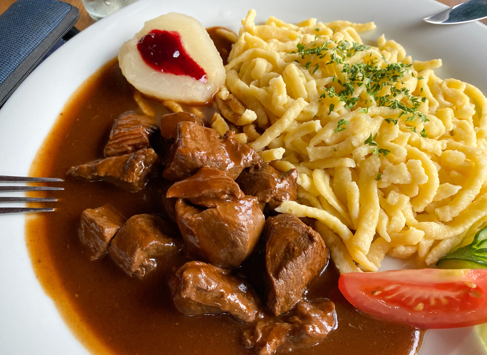 Gesprengter Hirsch mit Spätzle