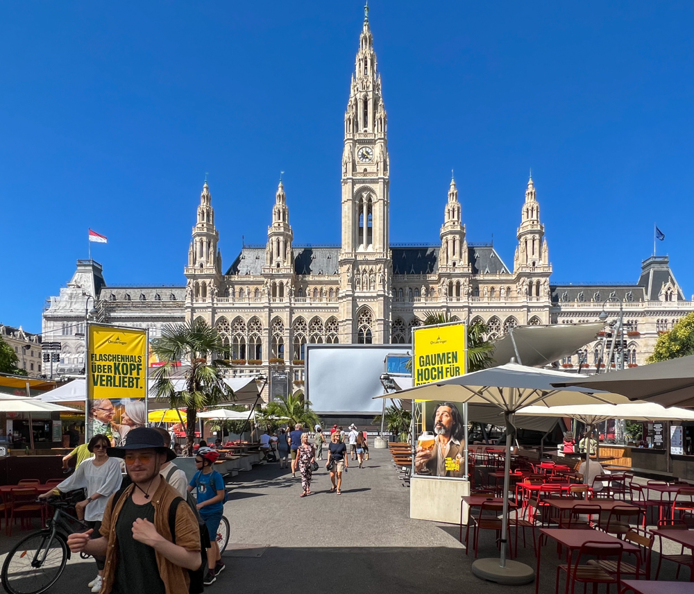 Rathaus mit Fressmeile (Filmfestival)