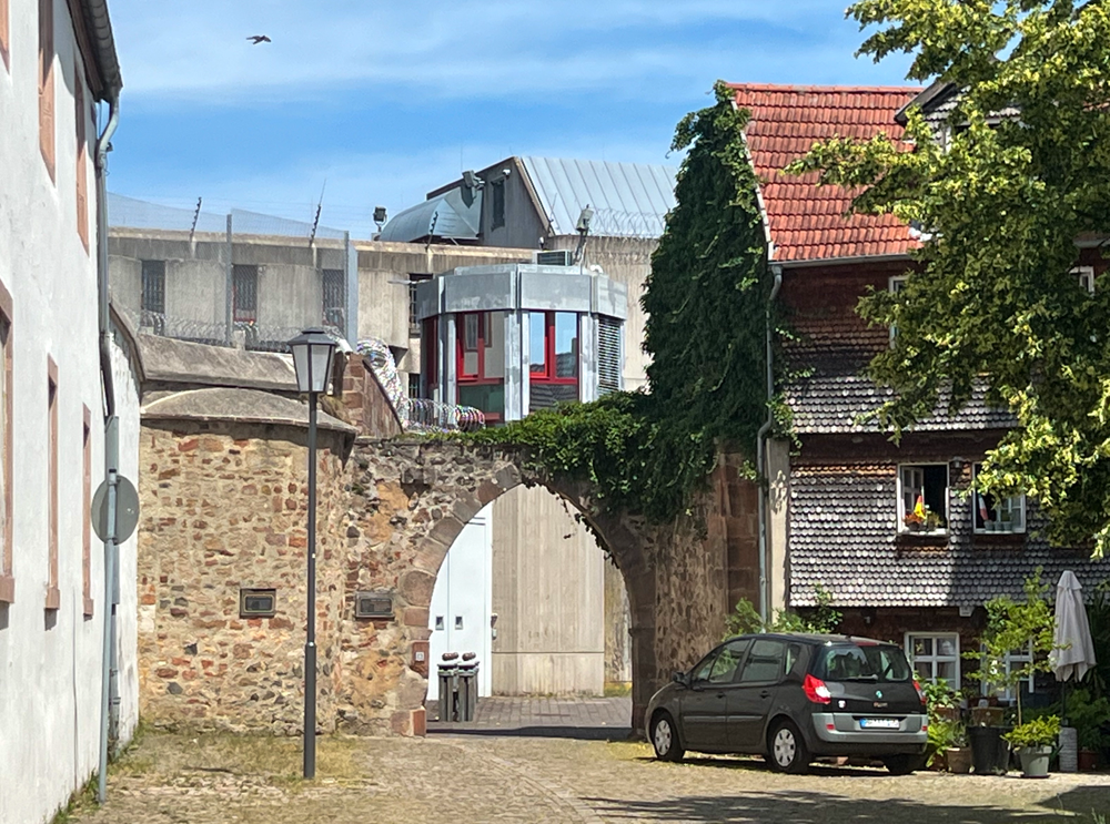 Heinz von Lüdertor (im Hintergrund JVA)