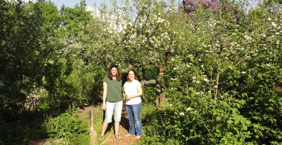 Kirsten Gulau (STADTNATURENTWICKLUNG) und Kathrin Doil (S.O.F.) im Stadtteilgarten Hamm