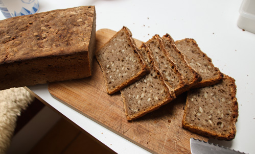 Roggensauerteigbrot mit Sonnenblumenkernen