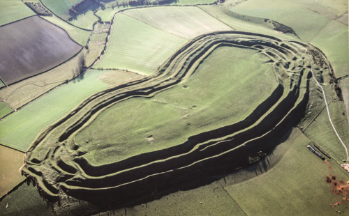 Maiden Castle von oben; abfotografiert, denn Drohnen sind hier verboten und wir haben auch auch gar keine!