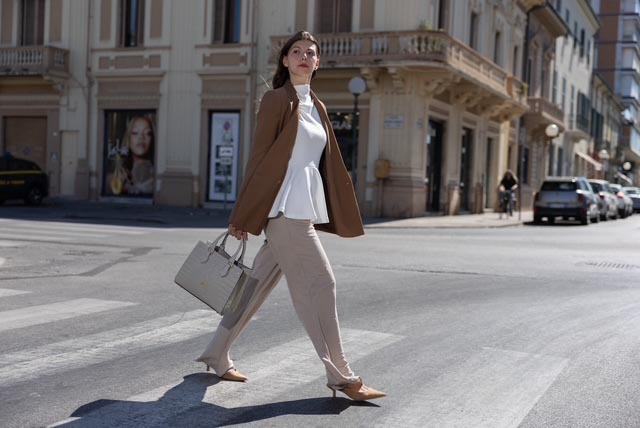 イタリアでイタリア人モデルと自社ブランドバッグを撮影しました