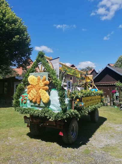 ... Festwagen mit dem Bienen-Symbol der LandFrauen