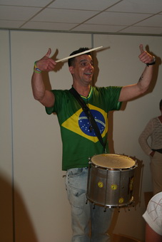 De workshopleider van de percussie workshop Ivo Jansen