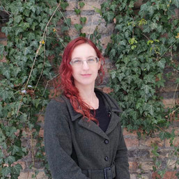 Sabrina Weis vor einer alten Mauer - sie macht historische Rundgänge mit Sagen & Geistergeschichten und zeigt die düstere Seite der Stadt. 