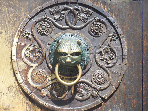 Verzierter bronzener Löwenkopf-Türzieher am Augsburger Dom. Ein rätselhaftes Symbol und Geheimbotschaft auf unserer Tour Rätselhafte Symbole durch Augsburg.
