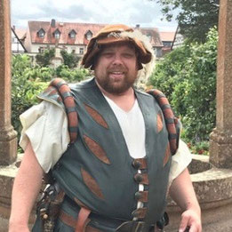 Michael Beltran als ein historischer Landsknecht. Er kennt die Geistergeschichten der Stadt Augsburg. 