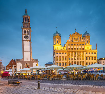 Beleuchtetes Rathaus und Perlachturm in Augsburg bei Nacht. Die klassische Stadtführung führt zu den architektonischen Highlights der Fuggerstadt. Ein Muss für Touristen und Sightseeing-Fans, die einen historischen Stadtrundgang suchen.