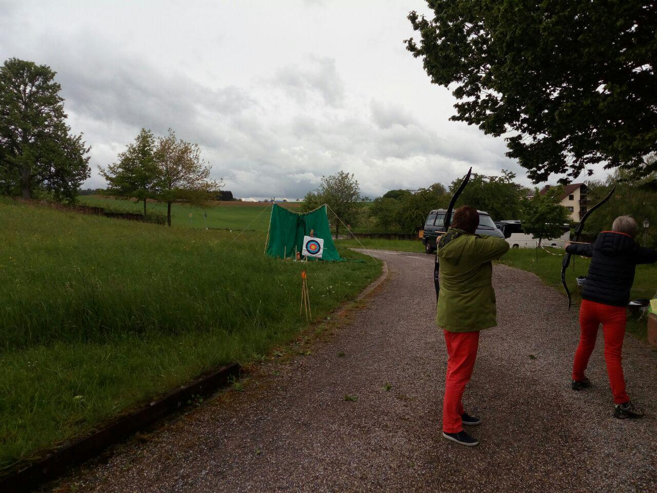 Wettertrotzende Bogenschützen am Kloster Lobenfeld. (Mai)