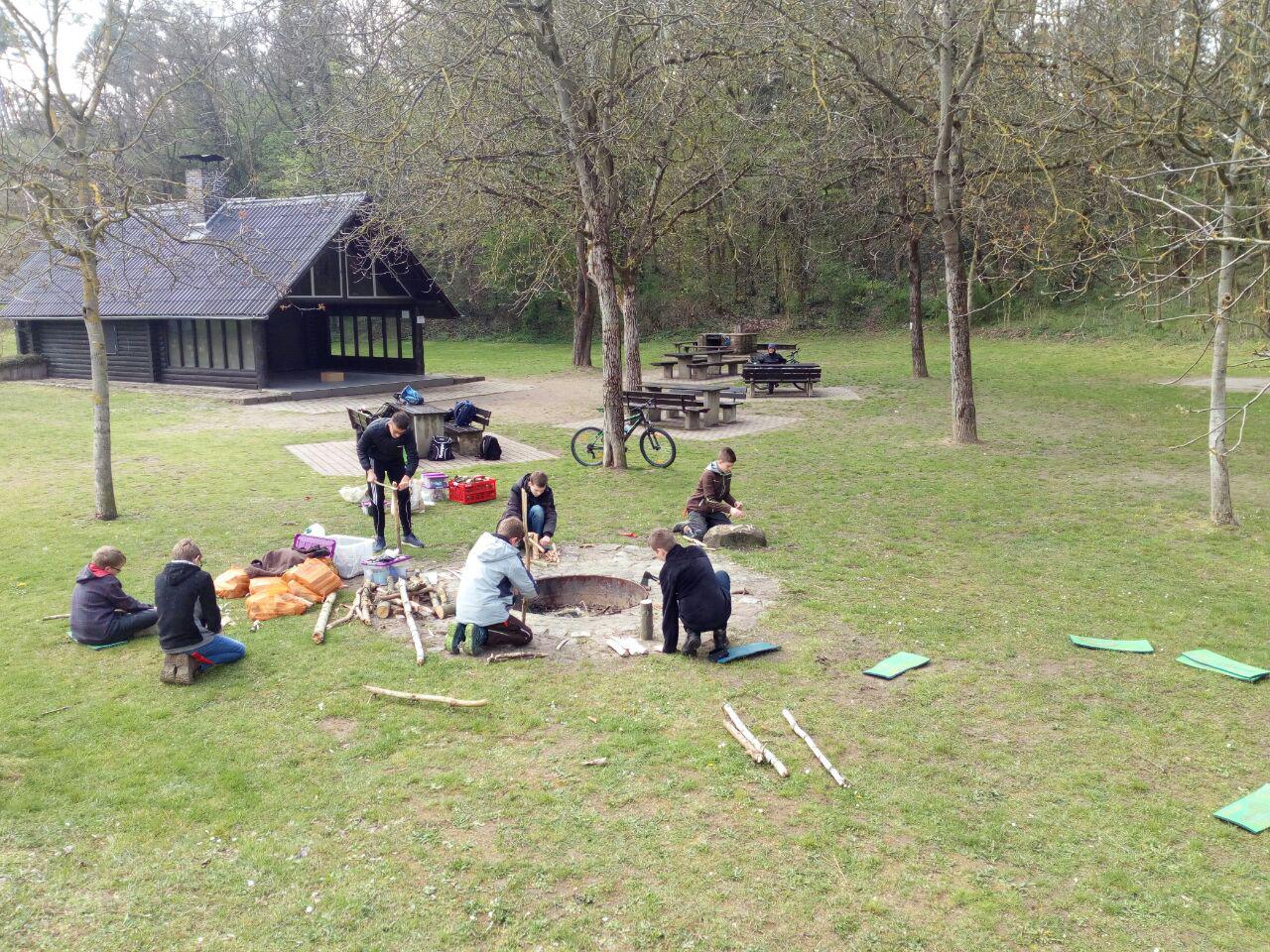 Jungs Bushcrafter an der Grillhütte Oftersheim. (April)