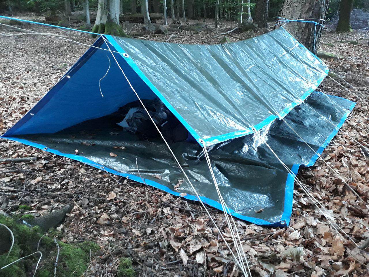 Die ganz regen- und krabbeltiergeschütze Variante einer Kursteilnehmerin beim Survival