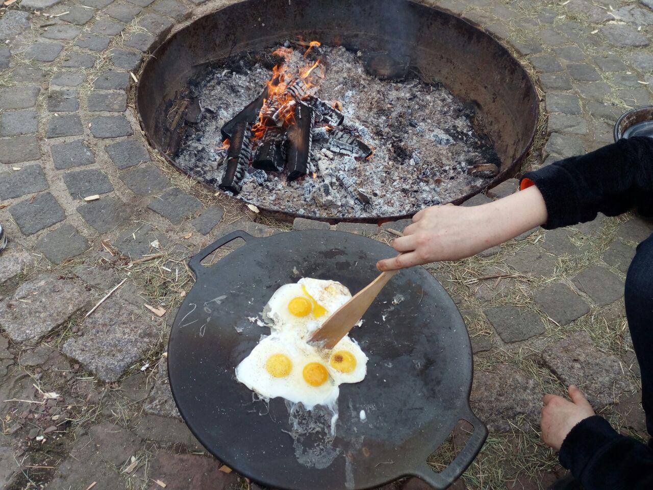 Kaum ist der Eintopf gelöffelt, braten die Spiegeleier,