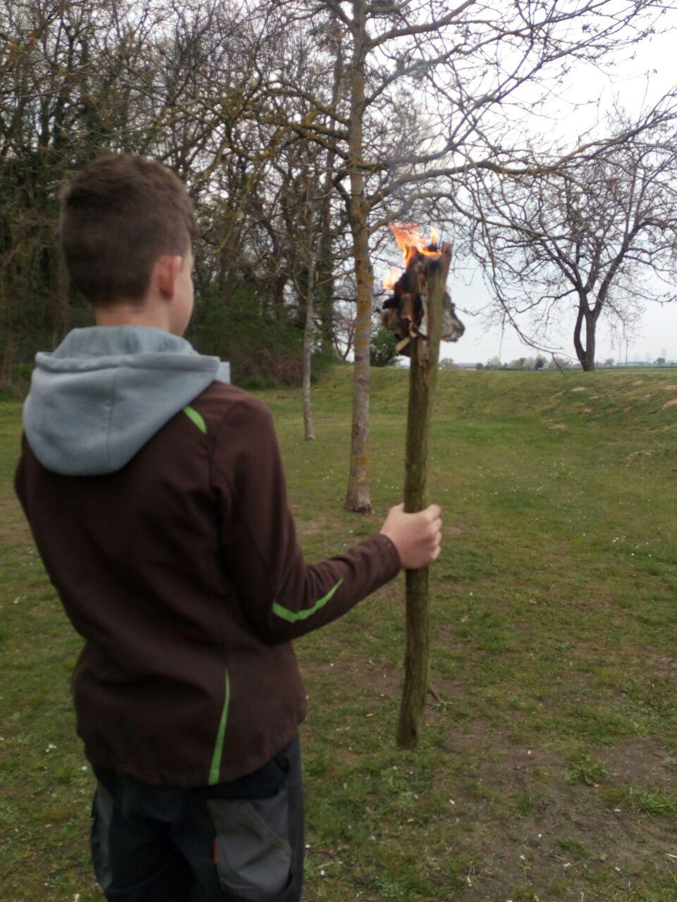 Selbstgebaute Fackel mit Harz, Birkenrinde und viel Know-How.