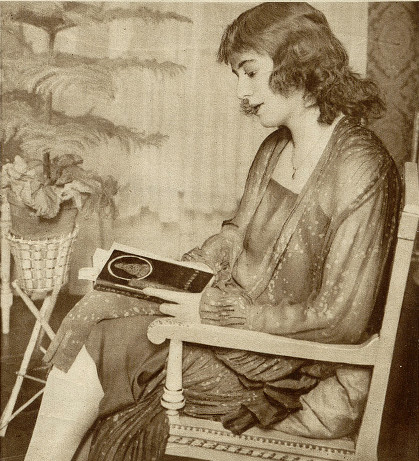 Maria Malicka w zaciszu domowym 1927
