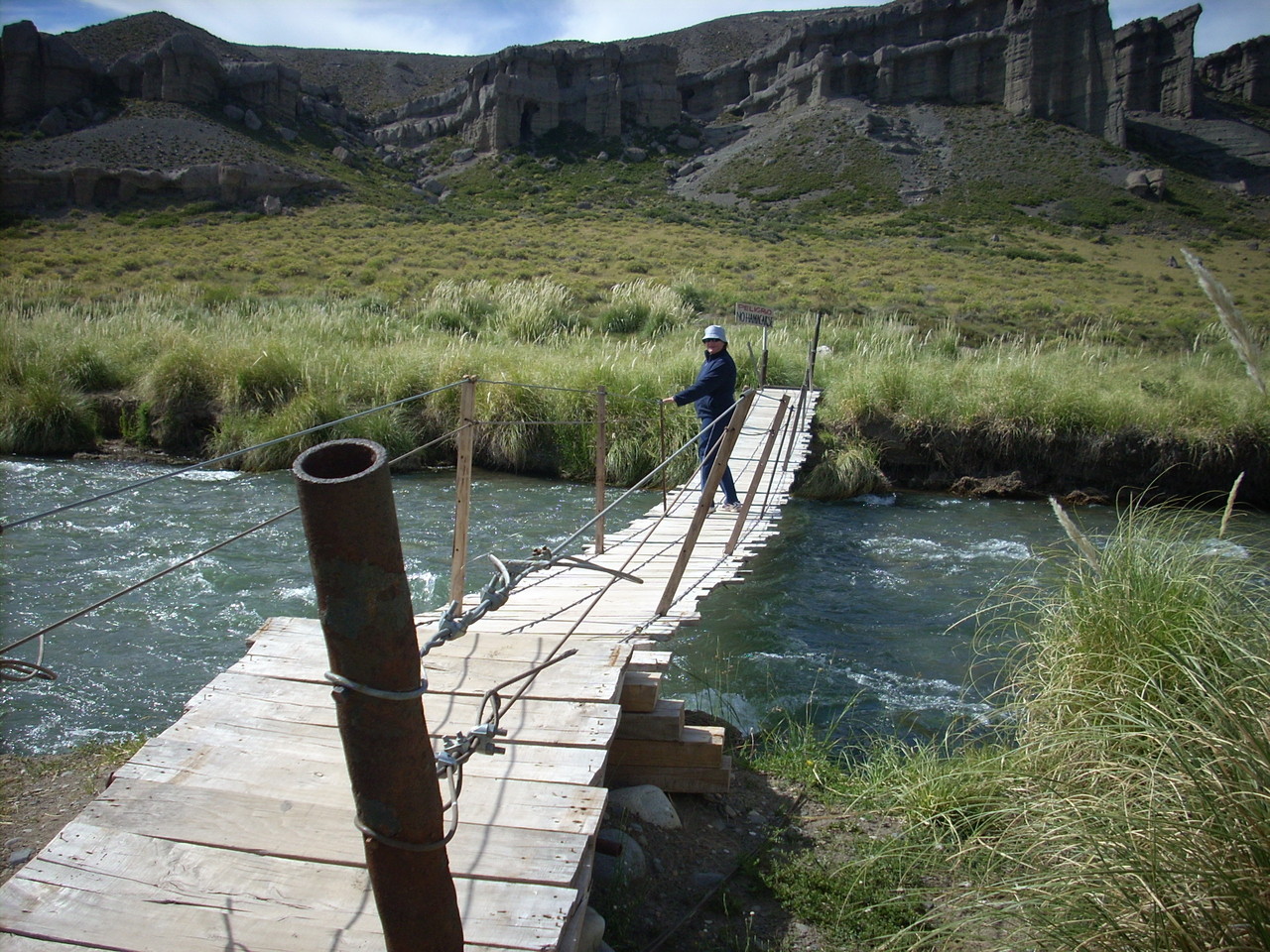 Puente colgante sobre el río Malargue. Patricia