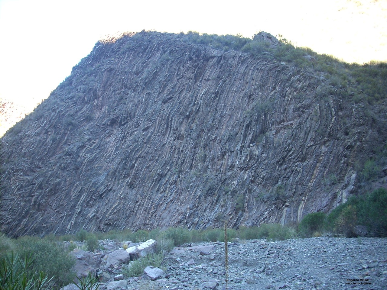 Cerro con líneas verticales