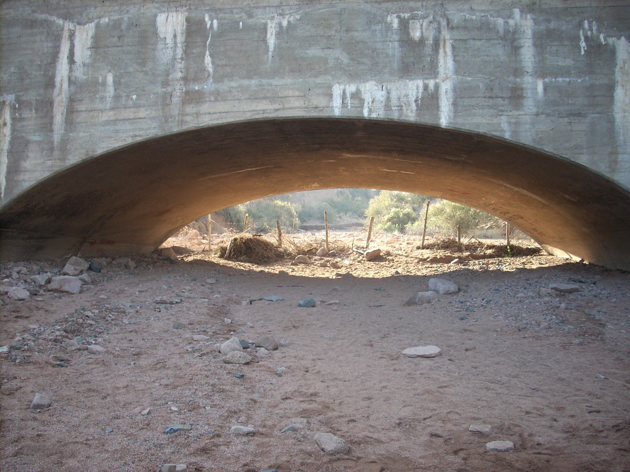 Tunel bajo el acueducto