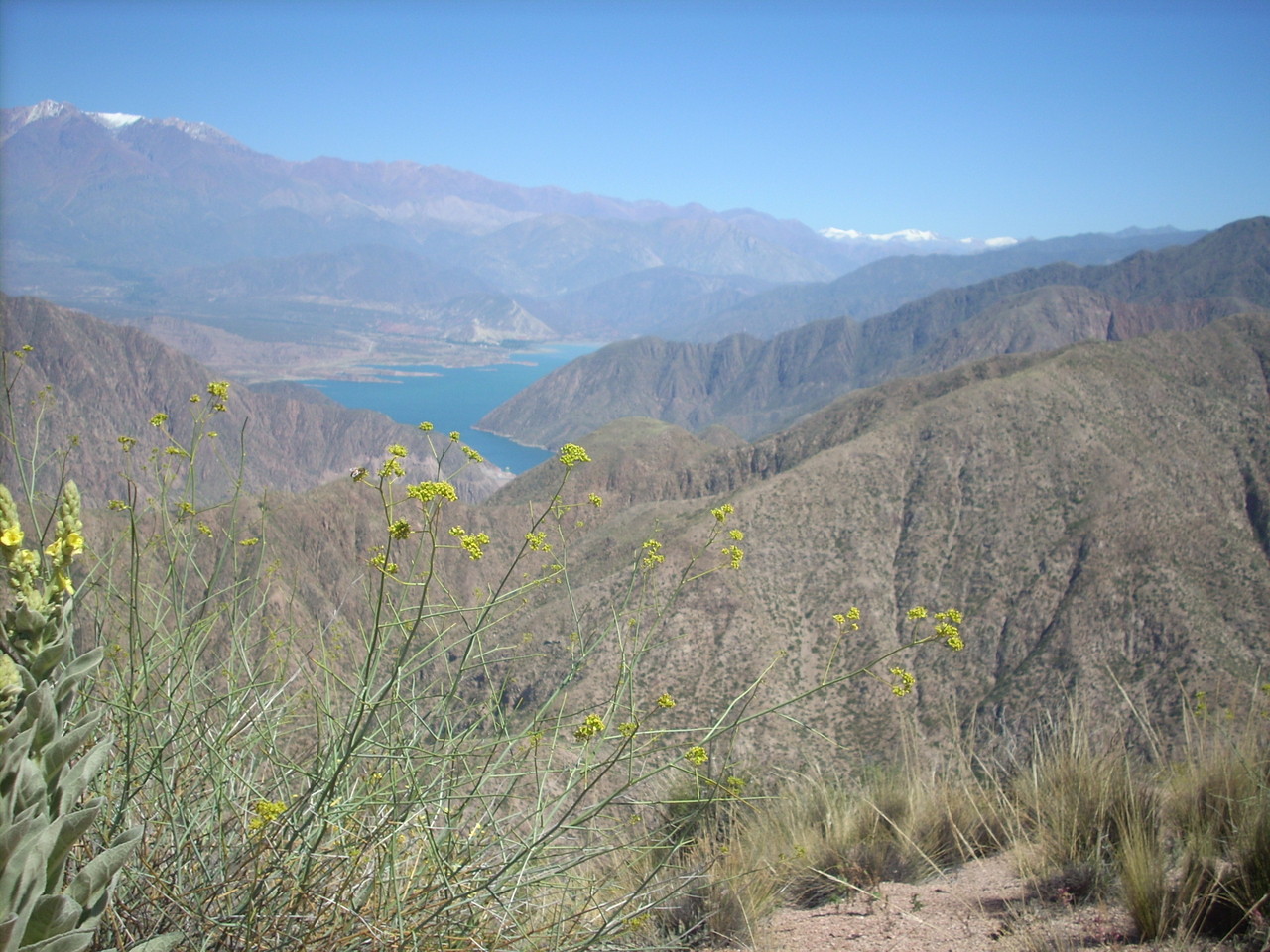 Vista del dique Potrerillos desde el pico oeste. - Edgardo MOINE