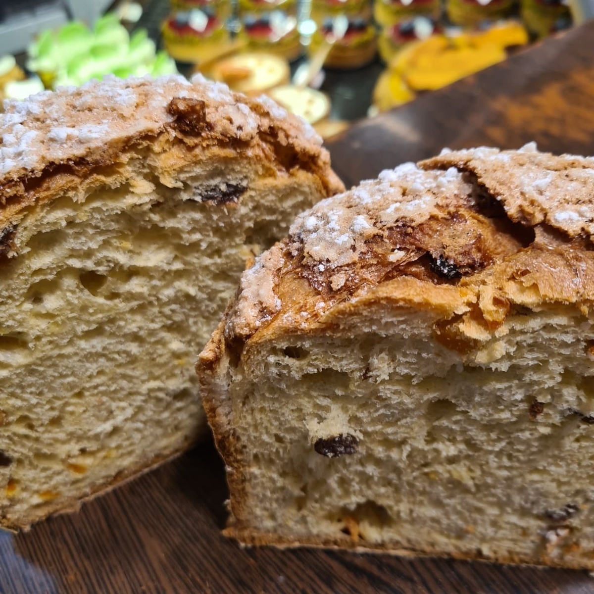 Panettone aux écorces d'orange et raisins