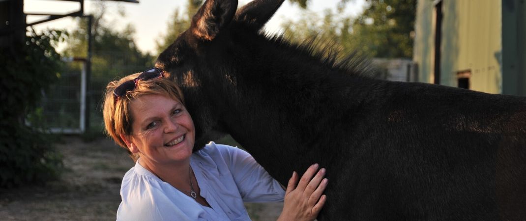 Birgit Witt mit Zwergesel Happy