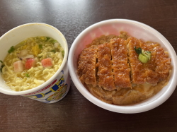 お昼はhotshefカツ丼とシーフードヌードル