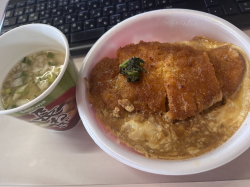 ランチはセイコーマートのカツ丼