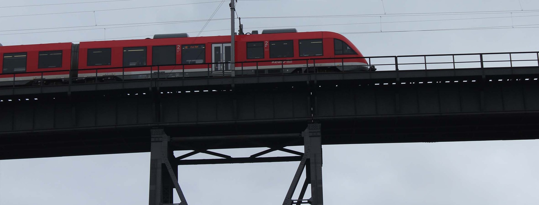 Die Story: Auf der Hochbrücke werden zwei Züge aufeinanderstoßen