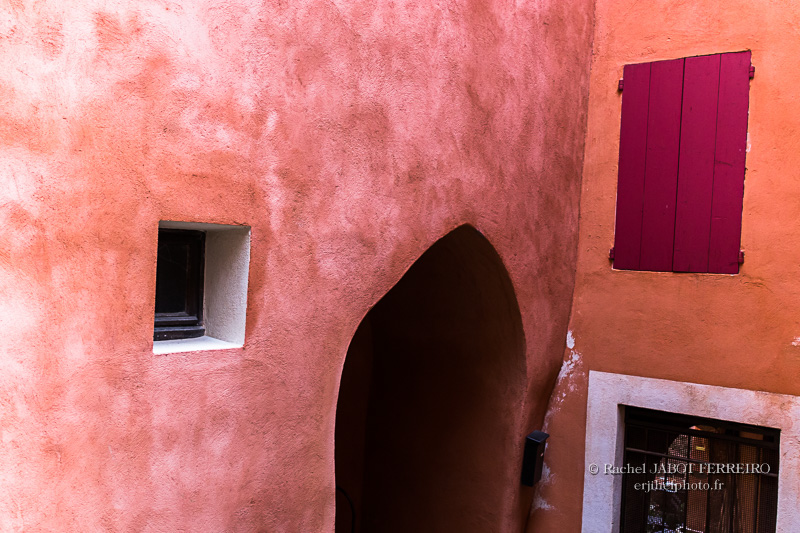 Roussilon, vaucluse, vallis clausa, Luberon, Provence, ocres, ocres de roussillon, pigments naturels, village de provence, erjihef photo, rachel jabot ferreiro