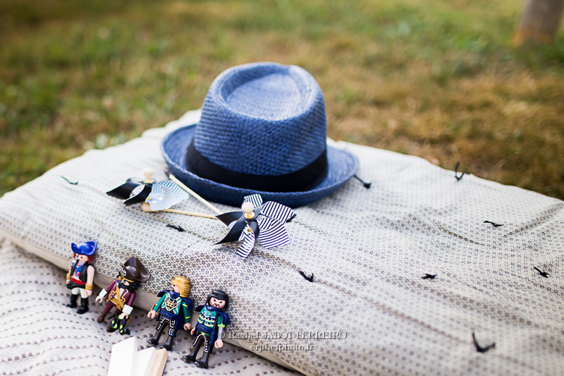 photos de famille, photos d'enfants, portraits de famille, vendée, photos de famille en vendée, photographe de famille en vendée, famille en bleu, camaieu de bleu,playmobil, rachel jabot ferreiro, erjihef photo, harmonie vestimentaire et photo