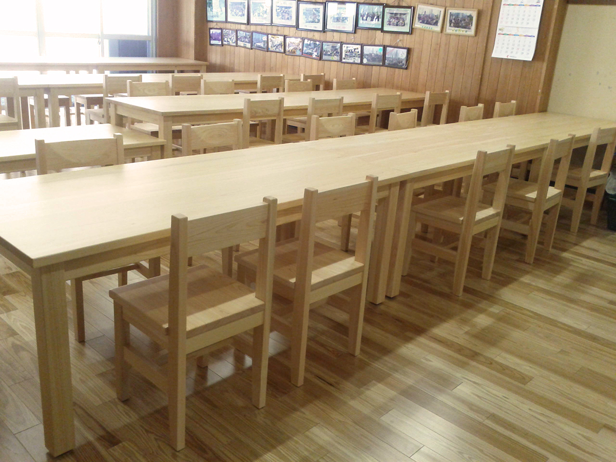 某児童養護施設に県産材家具を納品しました