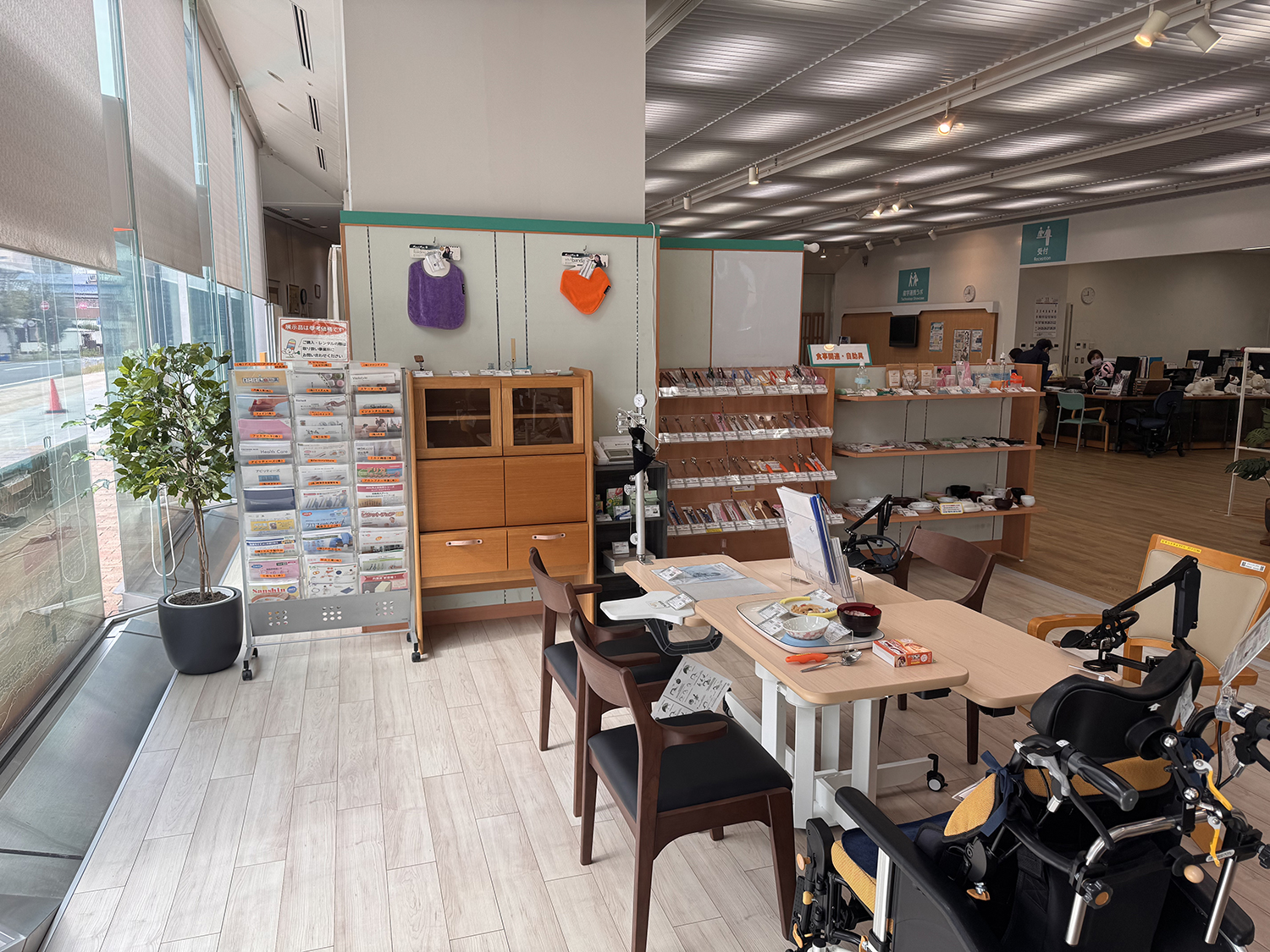 ユニバーサルデザインの家具を展示していただきました