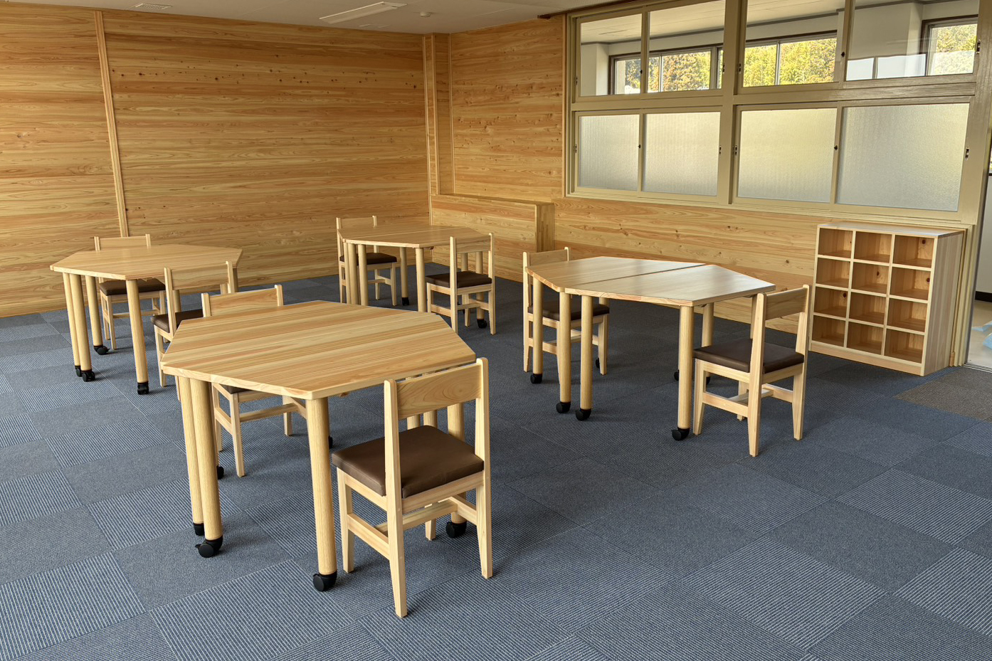 某高等学校に県産材家具を納品しました