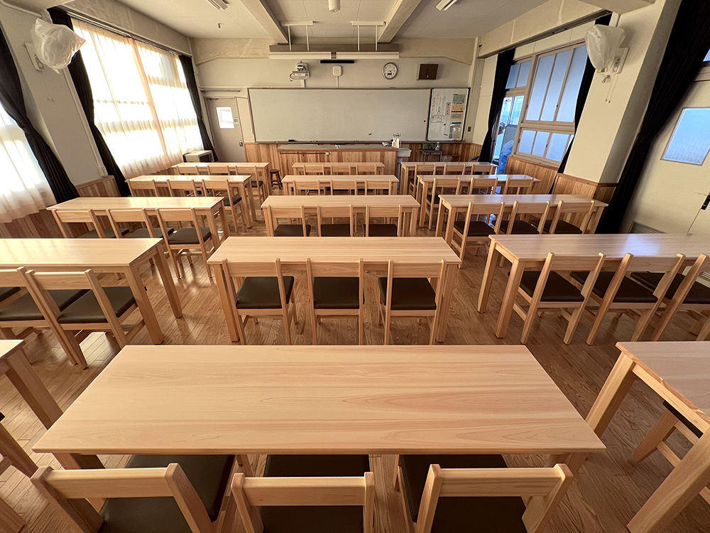 某高等学校に県産材家具を納品しました