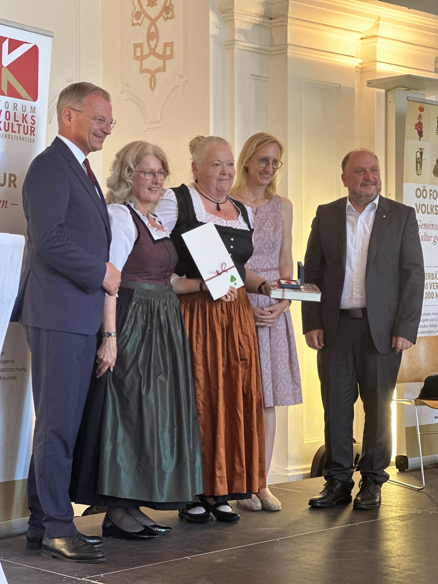 von links: Landeshauptmann Mag. Thomas Stelzer, Präsidentin des OÖ Forum Volkskultur Kons. Christine Huber MA BEd, Preisträgerin Herta Heiligenbrunner, Direktorin Mag. Margot Nazzal, Bernd Schützeneder (Bürgermeister St. Florian); Foto: Barbara Markstei