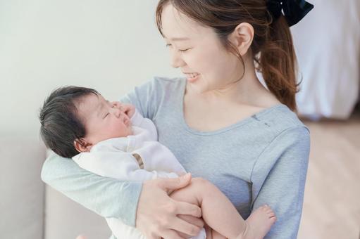 赤ちゃんを抱っこ