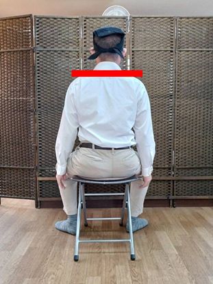 まずは肩の高さを確認します。ストレッチは立っても椅子に座ってもどちらでもOKです