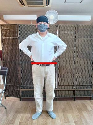 鏡の前に立ち、どちらかくびれているのか確認します。くびれのことろに骨盤の天辺がありますので手を置いて確認もできます。