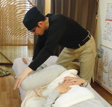 産後の骨盤矯正をしている院長