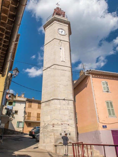 La tour-beffroi surmontée d'un toit terrasse et d'un campanile. M.L.