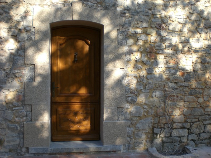 Taille de pierre : encadrements de porte, fontaines, stèles