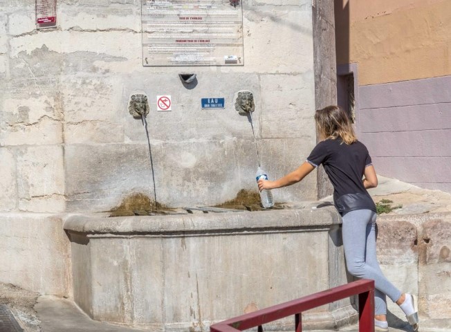 L'eau de source jaillit à nouveau par les mascarons de la fontaine.....