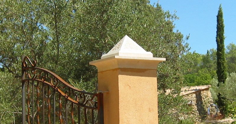 capitals-stone-entrecasteaux-var-carved-83-gate-pillar
