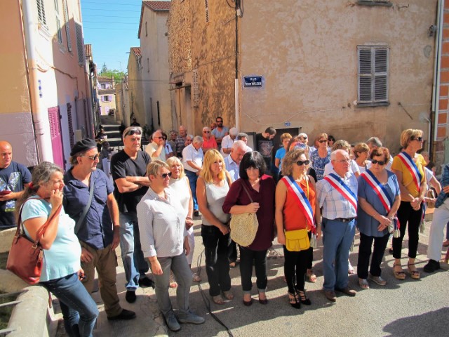 Riverains, villageois et élus ont participé à l'inauguration de cette rénovation exemplaire. Dominique Lain (à gauche) et Thierry Bongiorno entouraient Mireille Darbeira, l'heure d'évoquer les souvenirs. M.L.