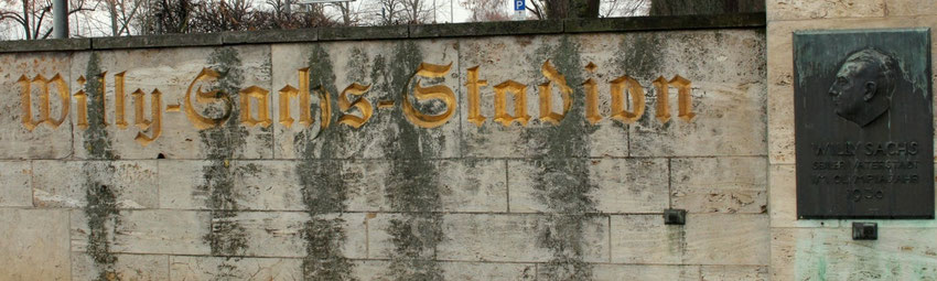Der Schriftzug Willy-Sachs-Stadion vor dem Stadion in Schweinfurt.